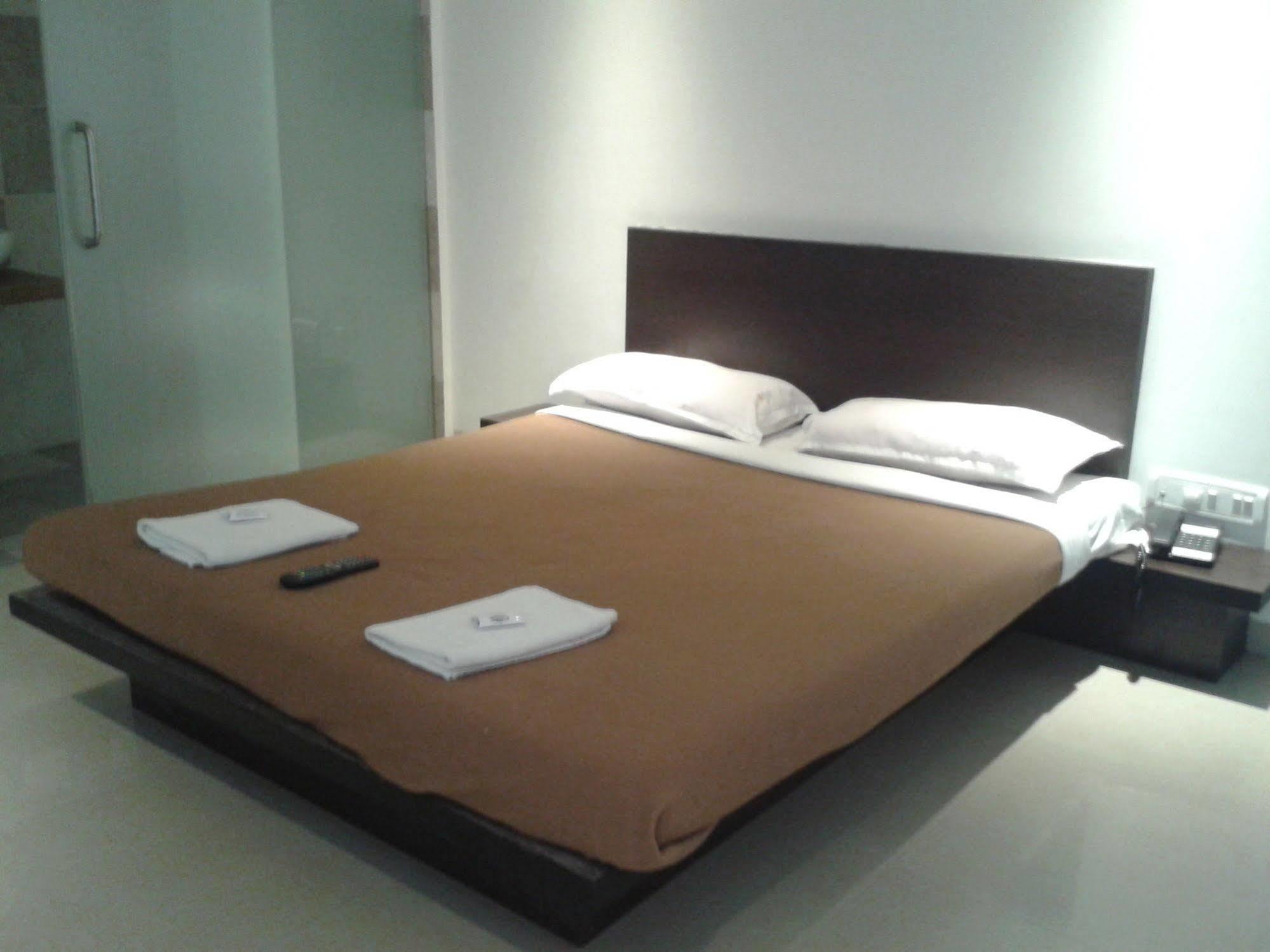 Silver Sands Beach Resort Daman Bagian luar foto