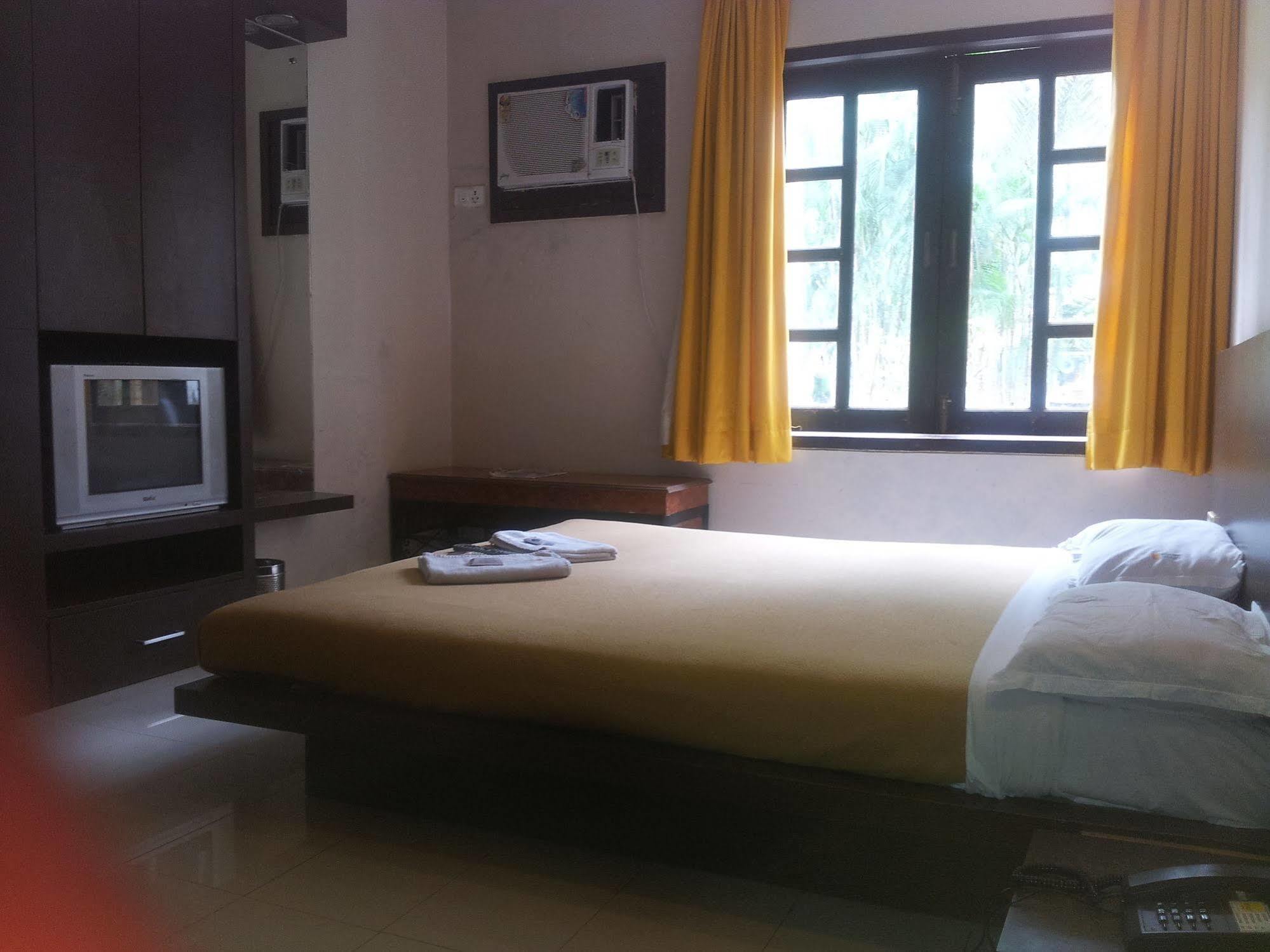 Silver Sands Beach Resort Daman Bagian luar foto