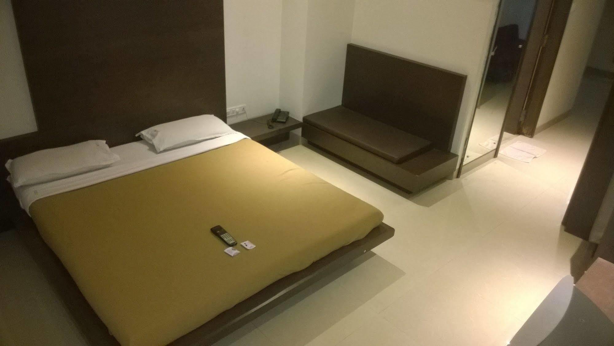 Silver Sands Beach Resort Daman Bagian luar foto