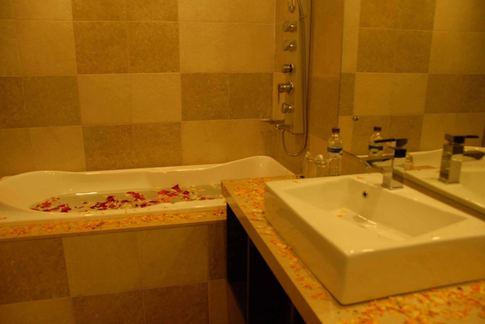 Silver Sands Beach Resort Daman Bagian luar foto
