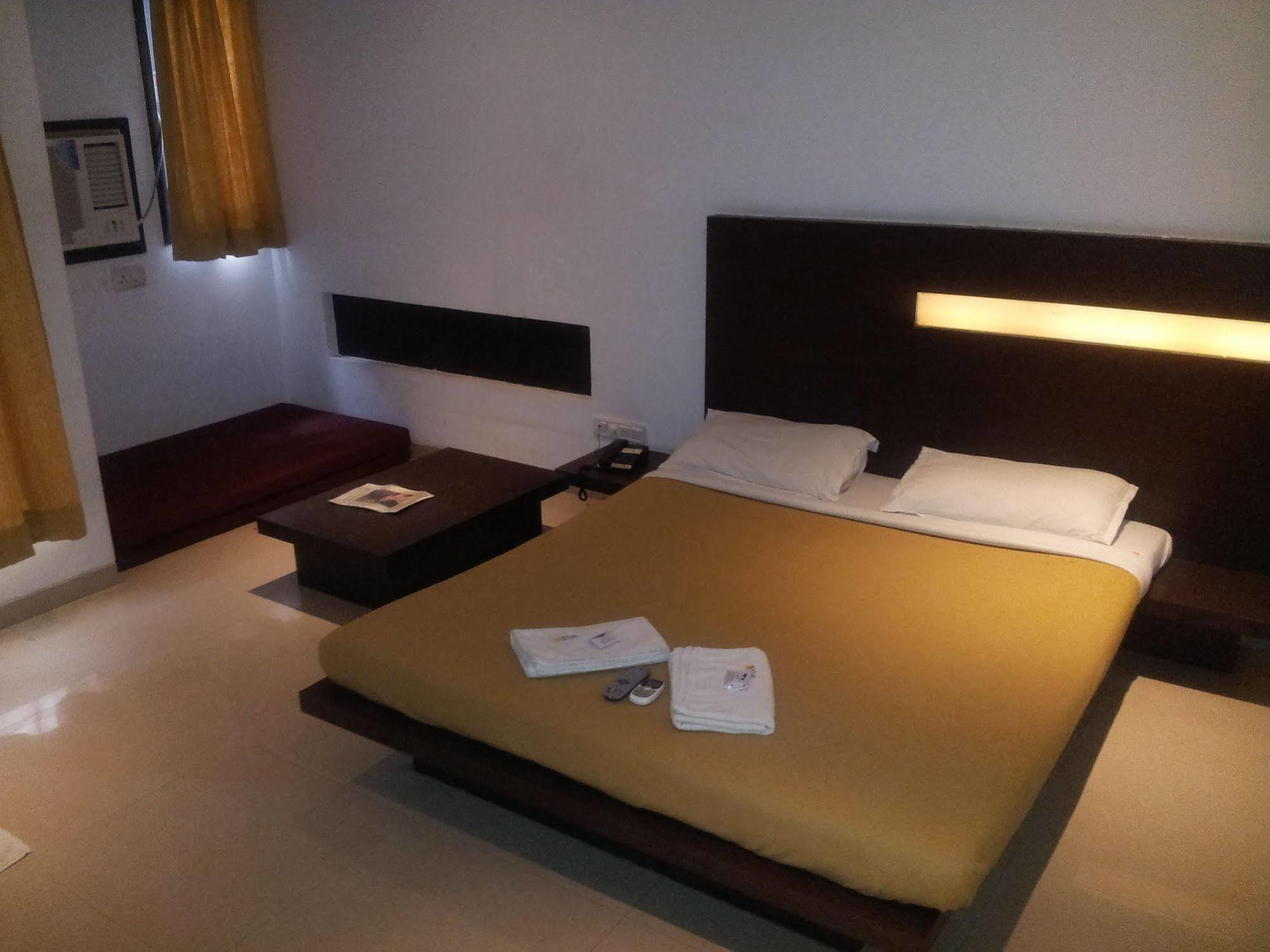 Silver Sands Beach Resort Daman Bagian luar foto