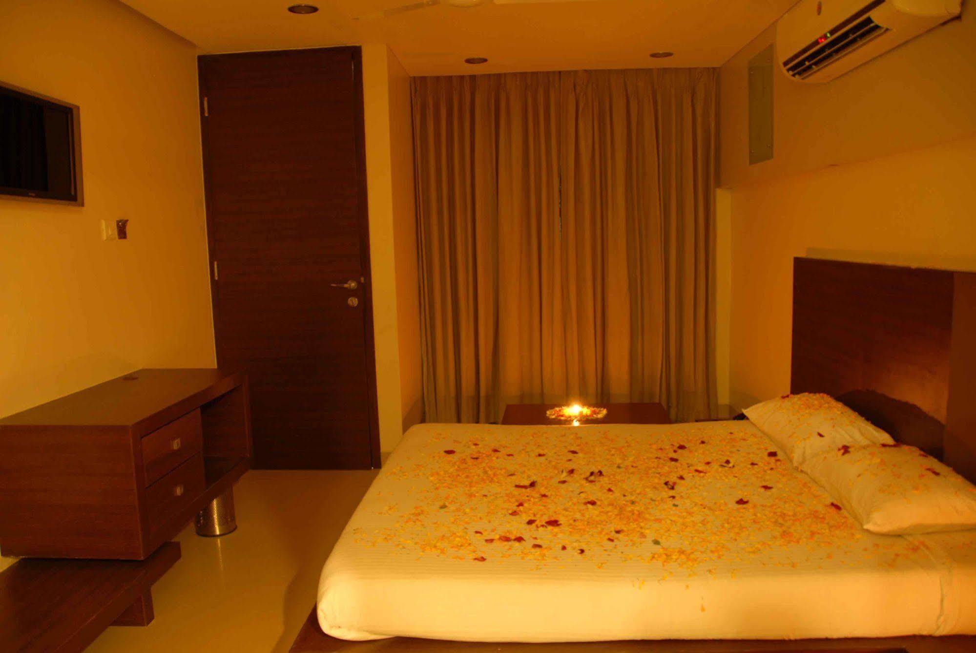 Silver Sands Beach Resort Daman Bagian luar foto