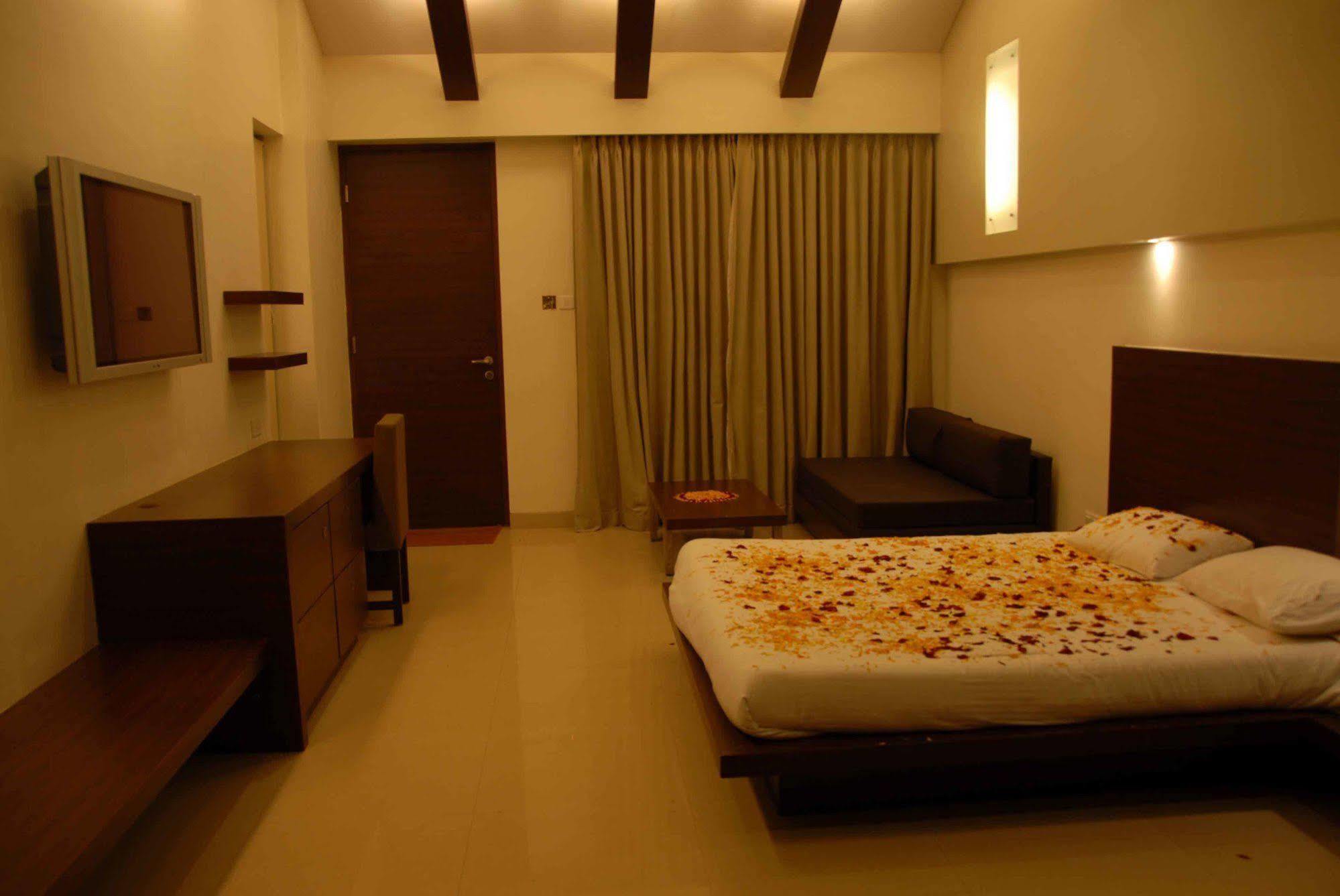 Silver Sands Beach Resort Daman Bagian luar foto