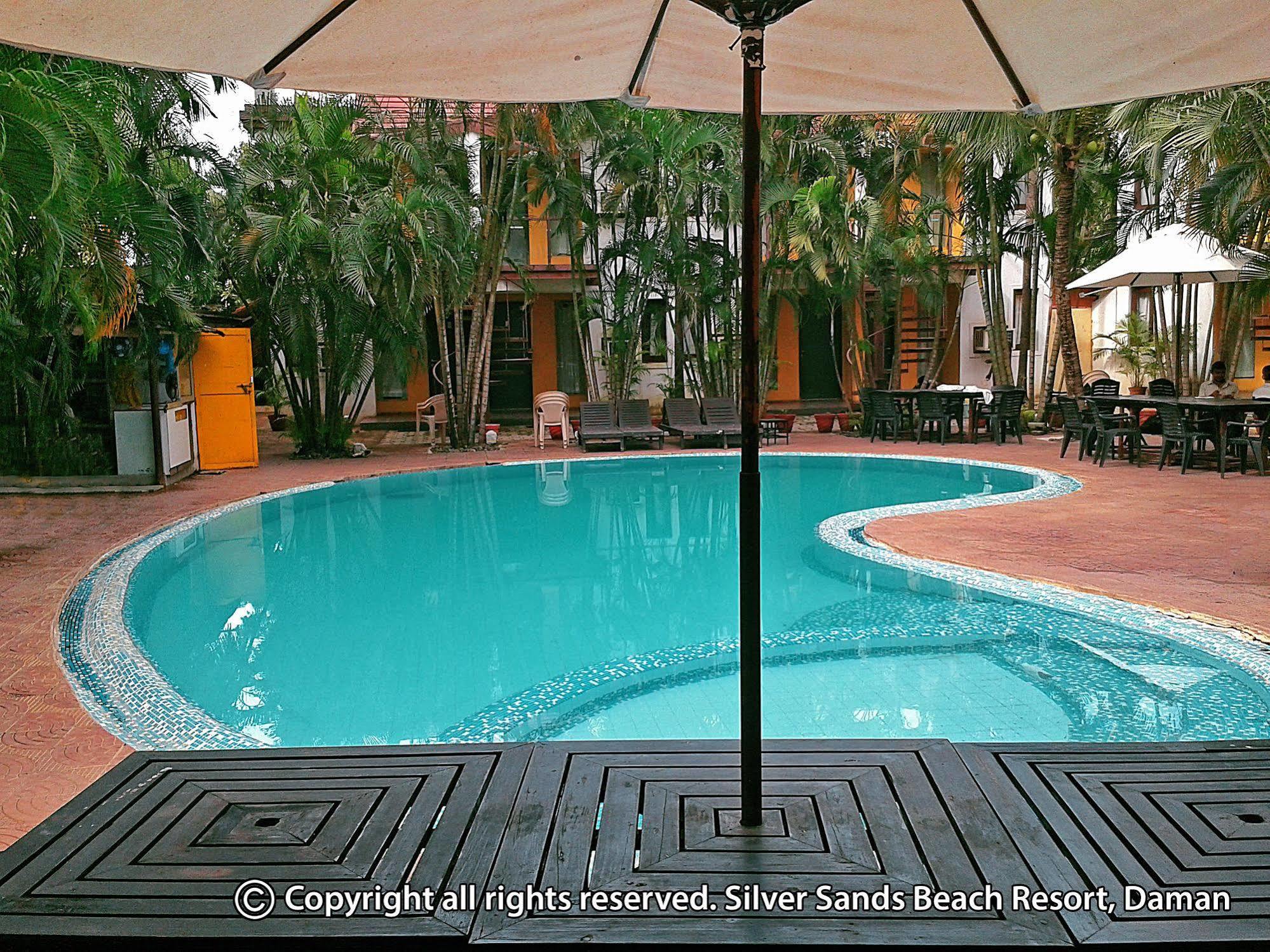 Silver Sands Beach Resort Daman Bagian luar foto